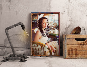 Фотокартина на холсте 50х70см «Девушка в плетеном кресле» — фото 2