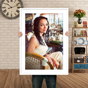 Фотокартина на холсте 50х70см «Девушка в плетеном кресле» — фото 3