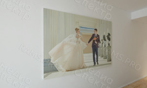 Фотокартина на холсте 70х50см «Молодожены в галерее» — фото 3