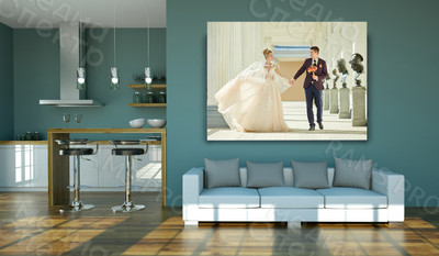 Фотокартина на холсте 70х50см «Молодожены в галерее» — фото