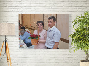 Фотокартина на холсте 60х40см «Двое и корзина с цветами» — фото 2