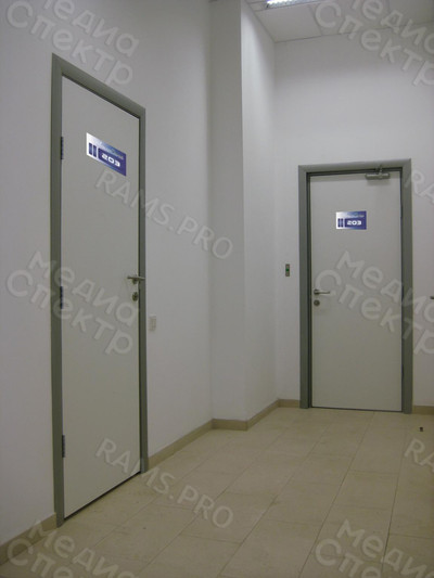 Наклейка на дверь с номером офиса — фото