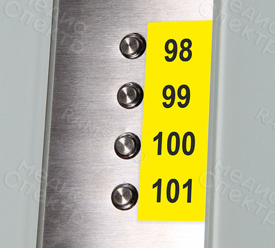 Табличка с номерами квартир у лифта — фото