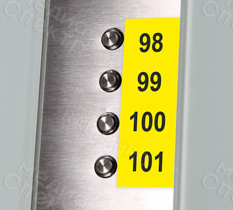 Табличка с номерами квартир у лифта — фото