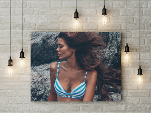 Фотокартина на холсте 70х50см «Девушка в полосатом купальнике» — фото 1