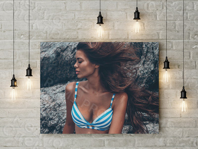 Фотокартина на холсте 70х50см «Девушка в полосатом купальнике» — фото