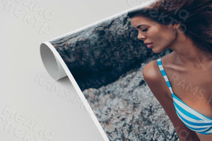 Фотокартина на холсте 70х50см «Девушка в полосатом купальнике» — фото 2