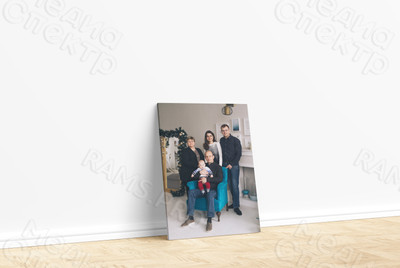 Картина 40х60 см «Семья у синего кресла» — фото