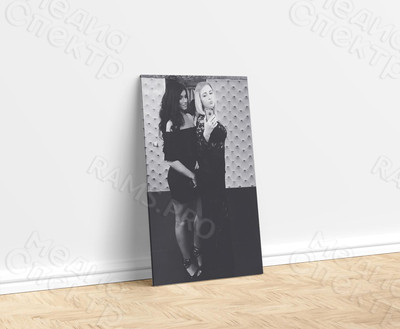 Картина с ЧБ фотографией «Две девушки» — фото