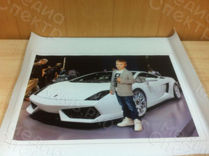 Фотокартина 64х45см «Мальчик в автосалоне» — фото 5