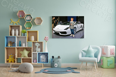 Фотокартина 64х45см «Мальчик в автосалоне» — фото