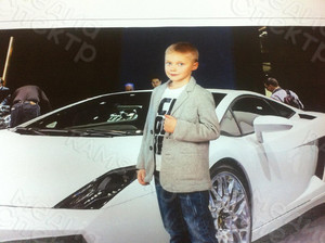 Фотокартина 64х45см «Мальчик в автосалоне» — фото 4