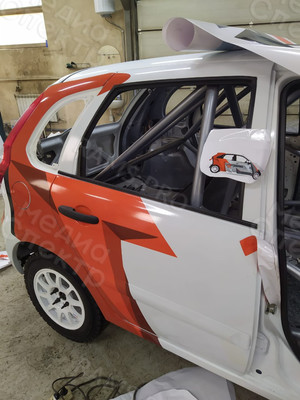 Брендирование гоночного автомобиля «Лада Калина-2» хетчбэк — фото 13