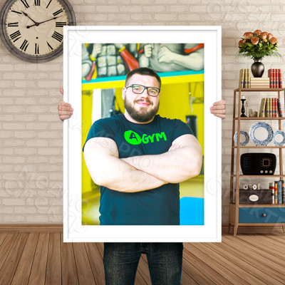 Фотокартина на холсте в багете 40х50см «Силач в фитнес клубе» — фото