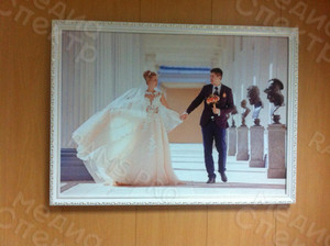 Фотокартина на холсте 70х50см «Молодожены в галерее» — фото 1