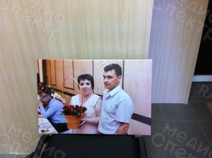 Фотокартина на холсте 60х40см «Двое и корзина с цветами» — фото 3