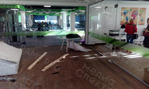 Наклейки на стекла помещений фитнес-клуба «My Fit» м/р «Юность» – «Зеленые полоски» — фото 5