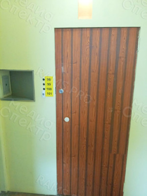 Табличка с номерами квартир у лифта — фото 1