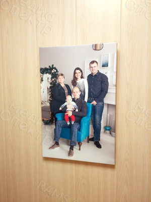 Картина 40х60 см «Семья у синего кресла» — фото 1