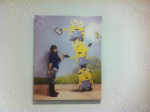 Фотокартина на холсте 40х50см «Девушка с миньонами» — фото 1