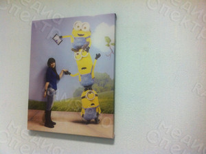 Фотокартина на холсте 40х50см «Девушка с миньонами» — фото 5