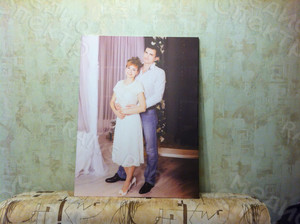 Фотокартина на холсте 60х80см «Двое у серой колонны» — фото 2